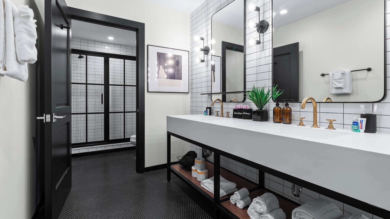 Photo of Bathroom in Arts/Warehouse District