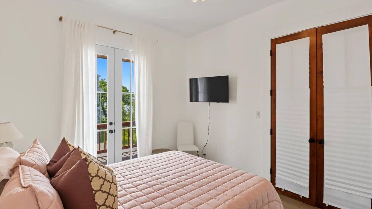 Photo of Bedroom in Henderson Point