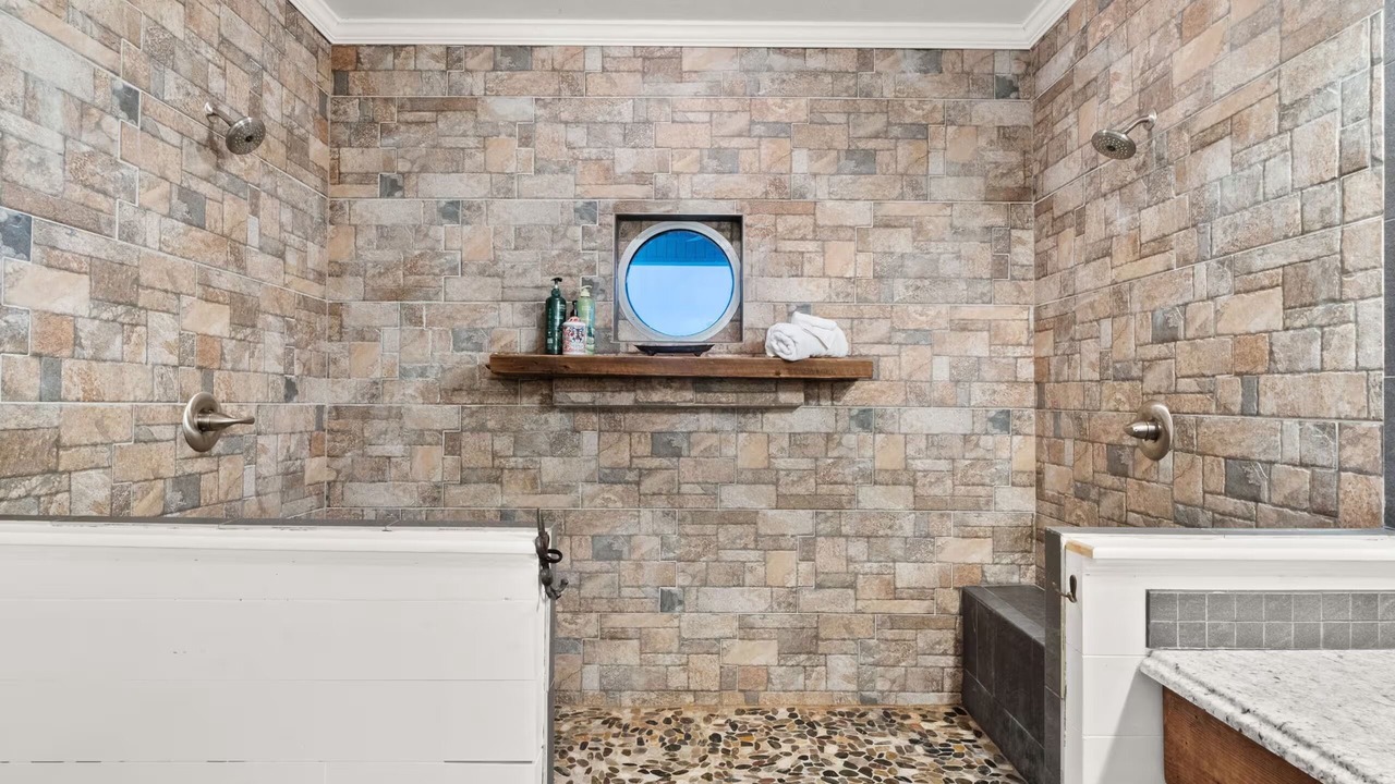 Photo of Bathroom in Florien