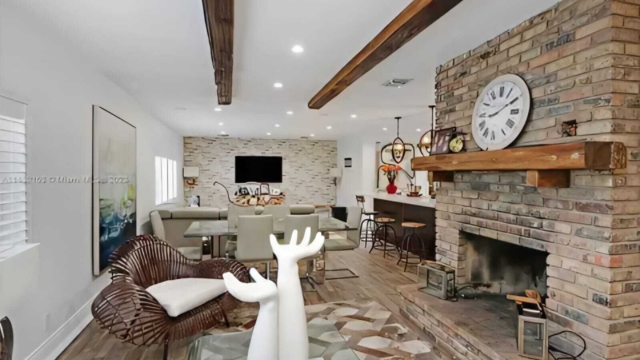 Photo of Livingroom in Ludlam