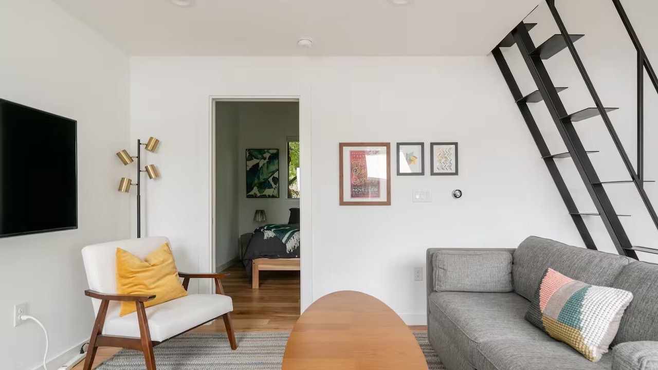 Photo of Livingroom in East Cesar Chavez