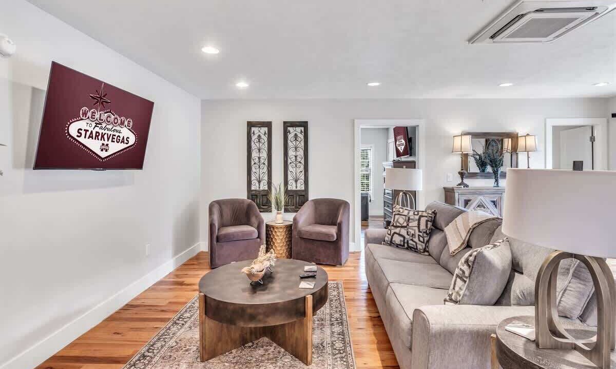 Photo of Livingroom in Starkville