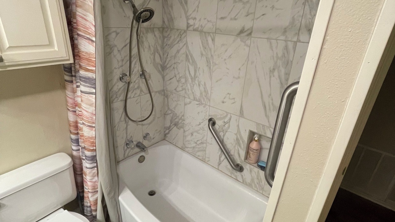 Photo of Bathroom in Effie