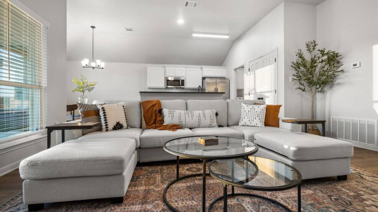 Photo of Livingroom in Leon Junction