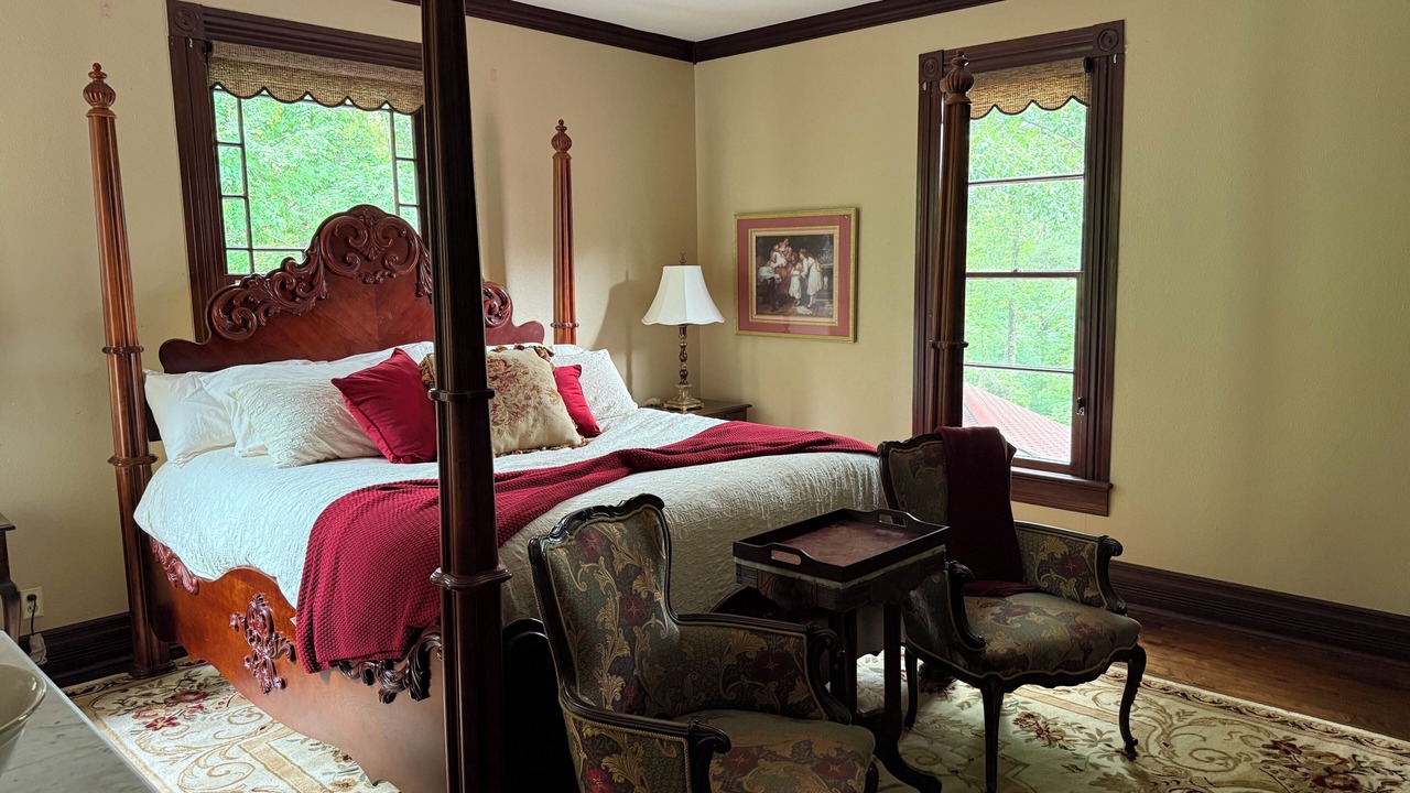 Photo of Bedroom in Whitehouse