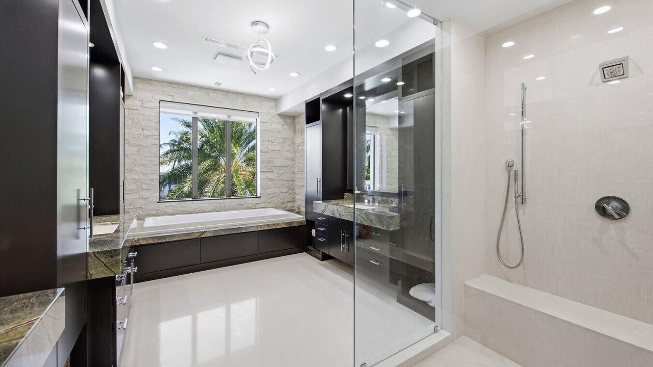 Photo of Bathroom in Las Olas Isles