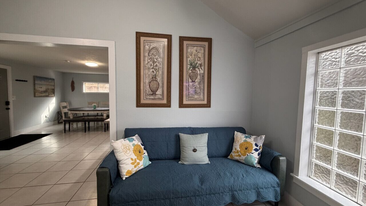 Photo of Livingroom in Greenway Plaza-Upper Kirby
