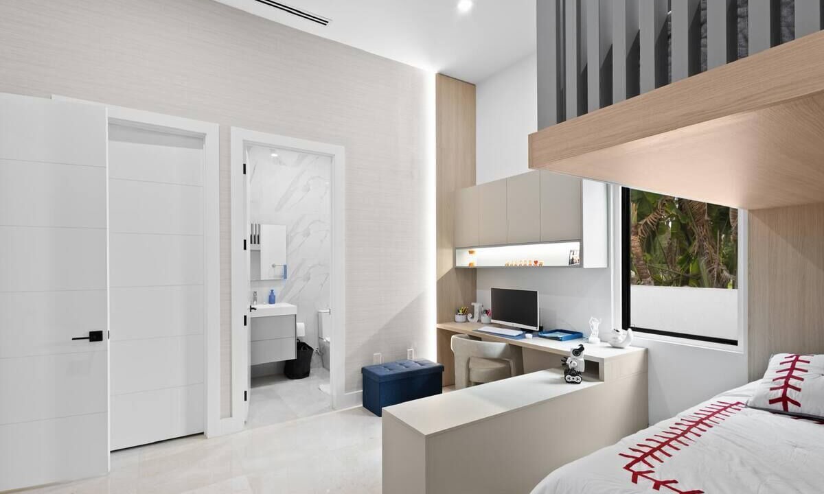 Photo of Bedroom in Ludlam