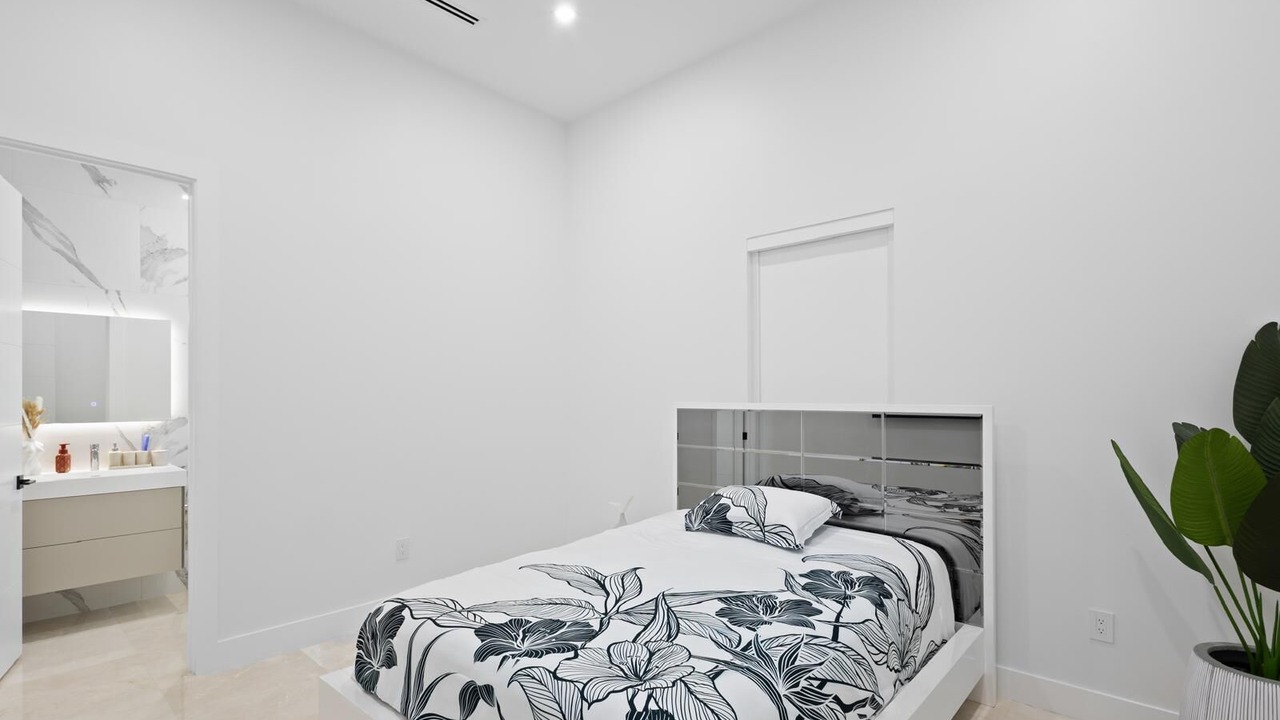 Photo of Bedroom in Ludlam