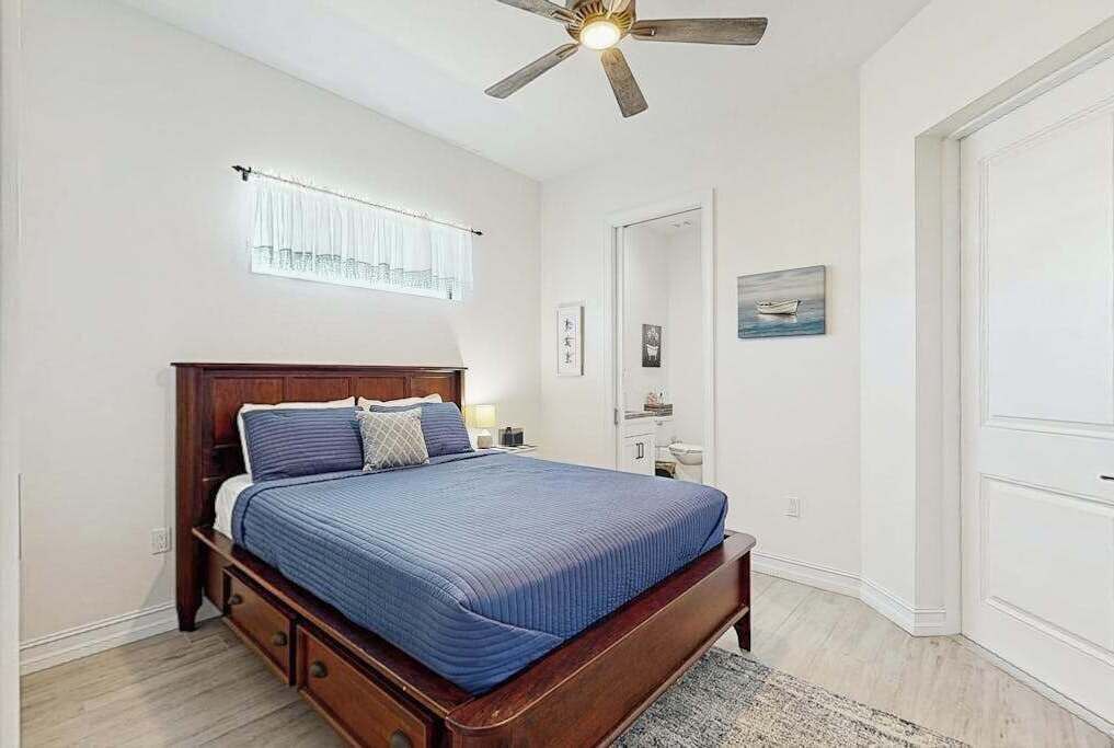 Photo of Bedroom in Edgewater