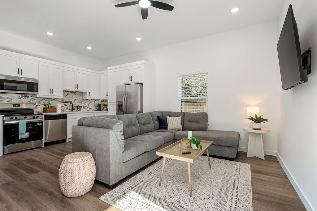 Photo of Livingroom in Commerce