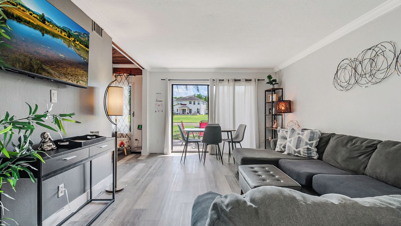 Photo of Livingroom in Florida Center North