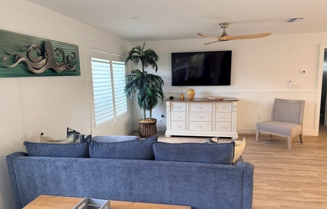 Photo of Livingroom in Town and River
