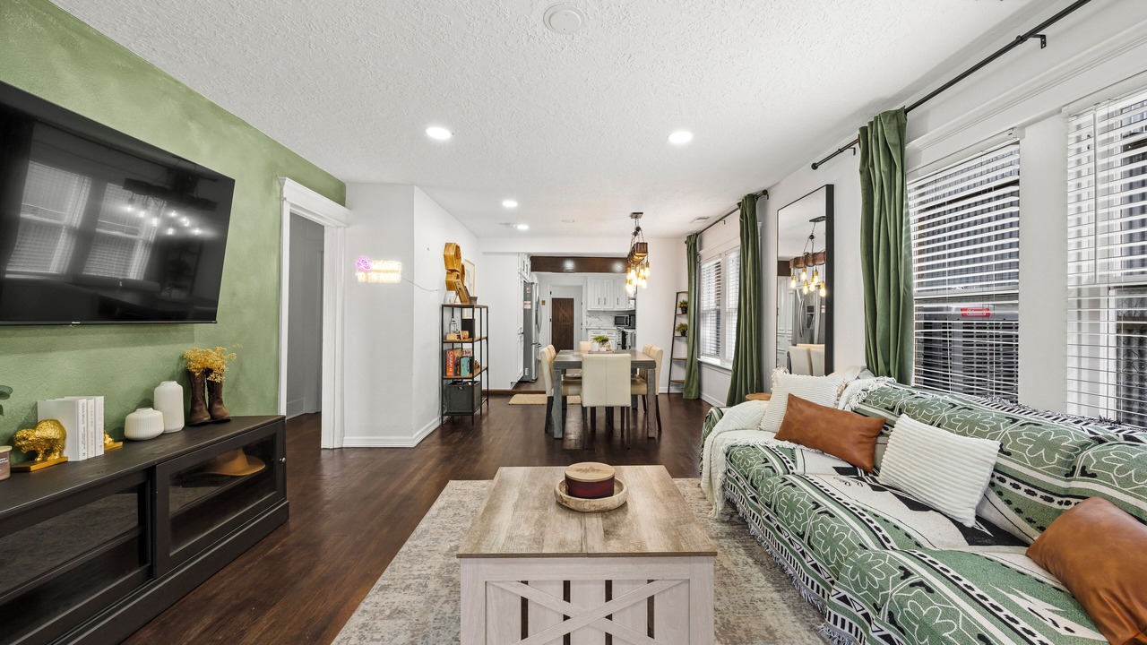 Photo of Livingroom in Greater Heights