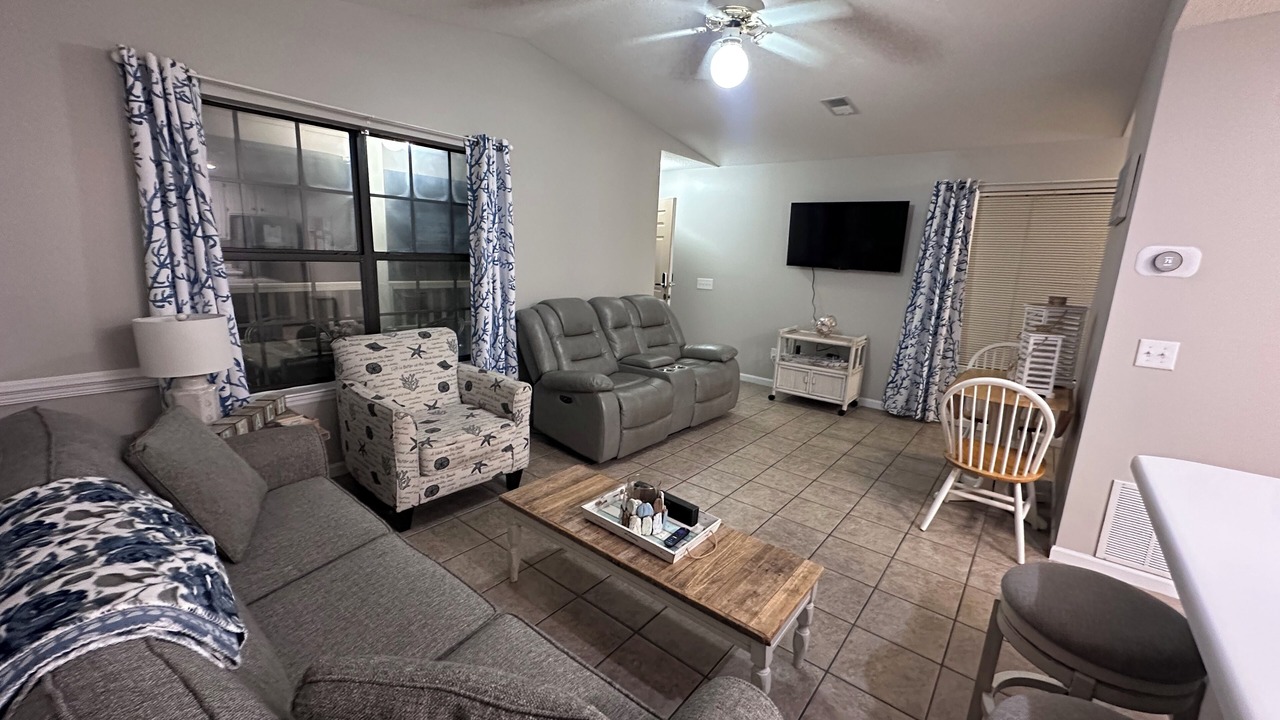 Photo of Livingroom in Summer Breeze