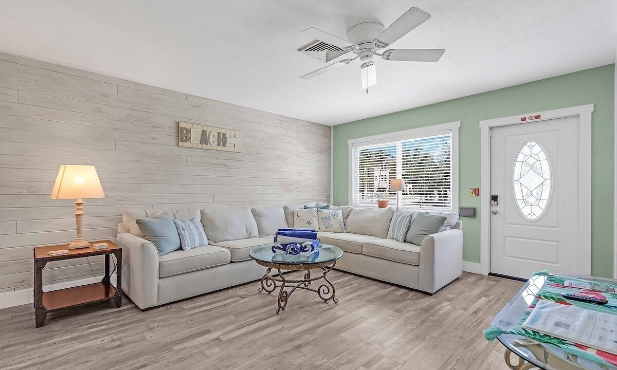 Photo of Livingroom in Holmes Beach