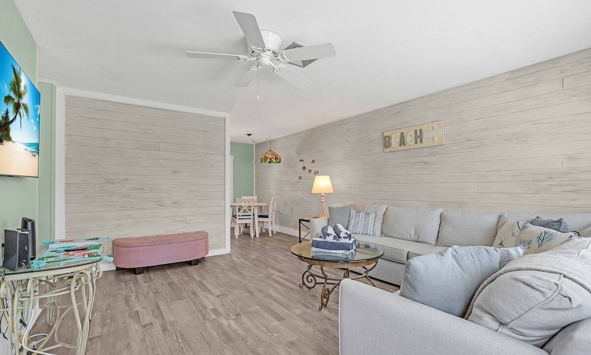 Photo of Livingroom in Holmes Beach