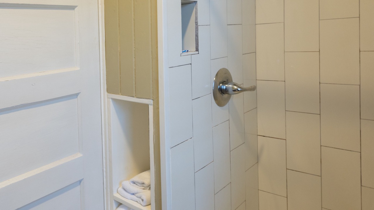 Photo of Bathroom in Oaks Historic District