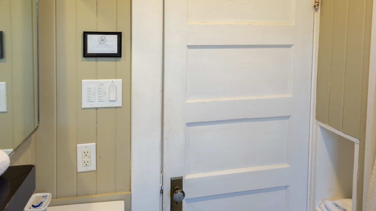 Photo of Bathroom in Oaks Historic District