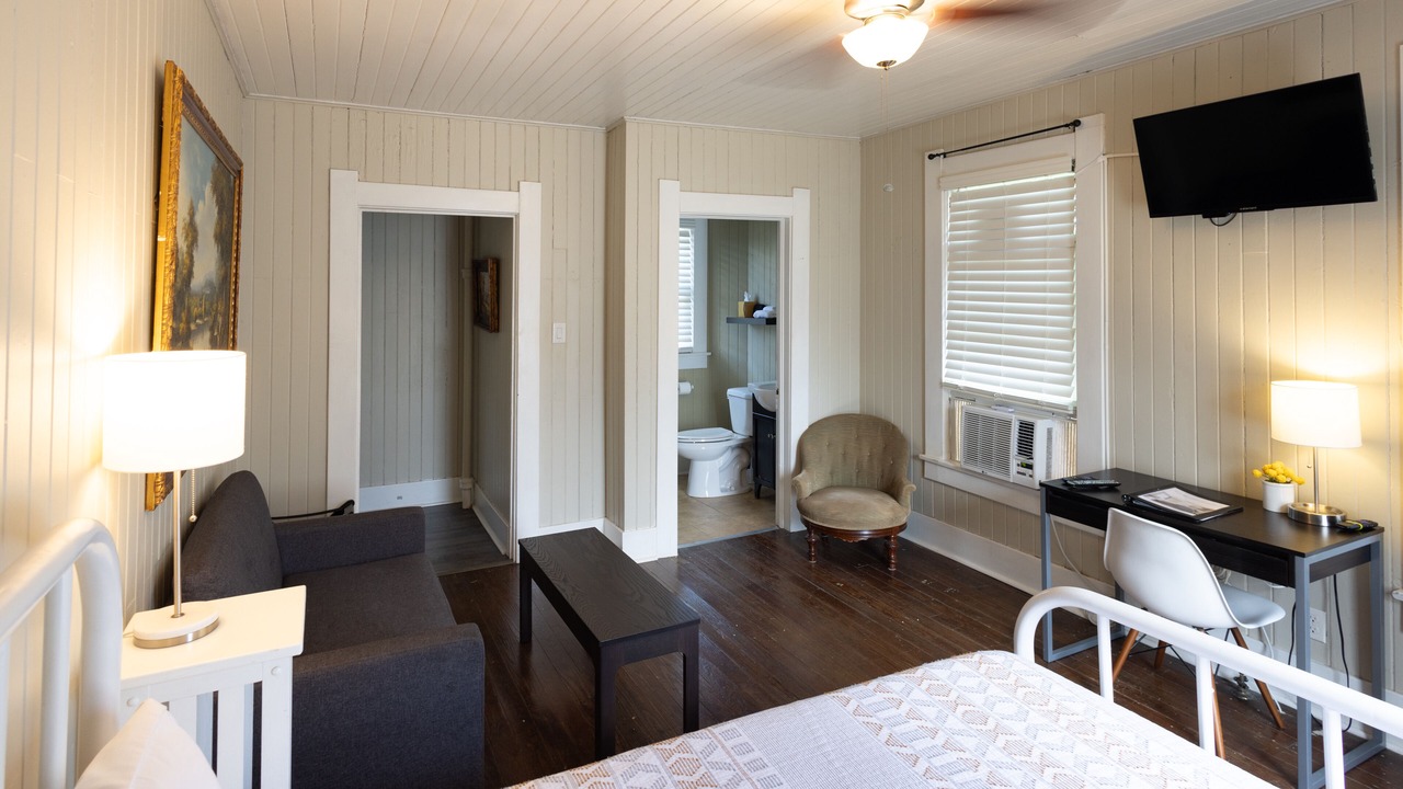 Photo of Bedroom in Oaks Historic District