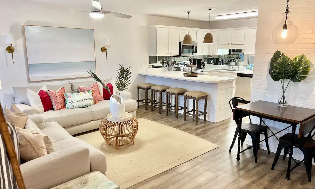Photo of Livingroom in Summer Breeze