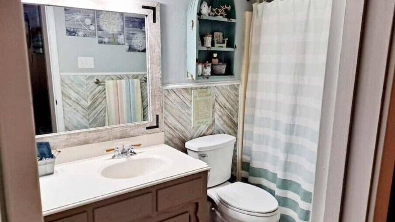 Photo of Bathroom in Lone Oak