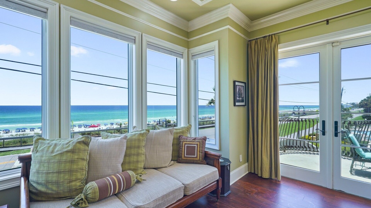 Photo of Livingroom in Avalon Beach Estates