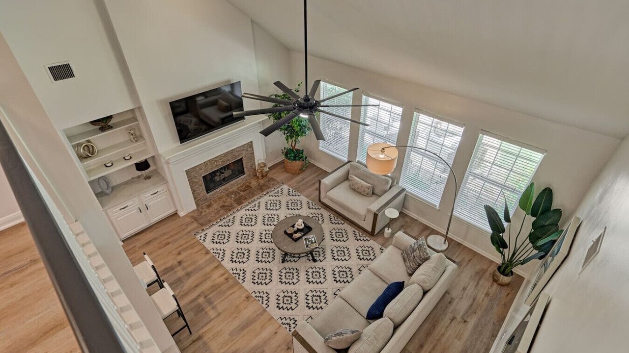 Photo of Livingroom in Alden Bridge