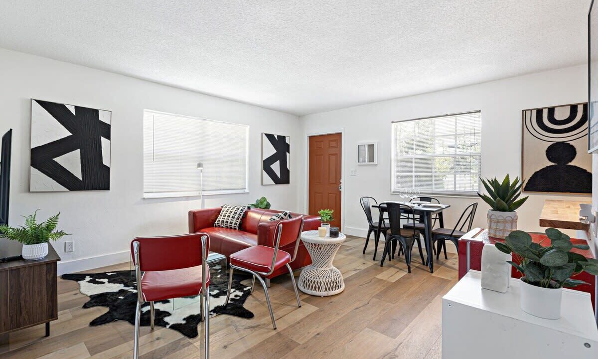 Photo of Livingroom in Sailboat Bend