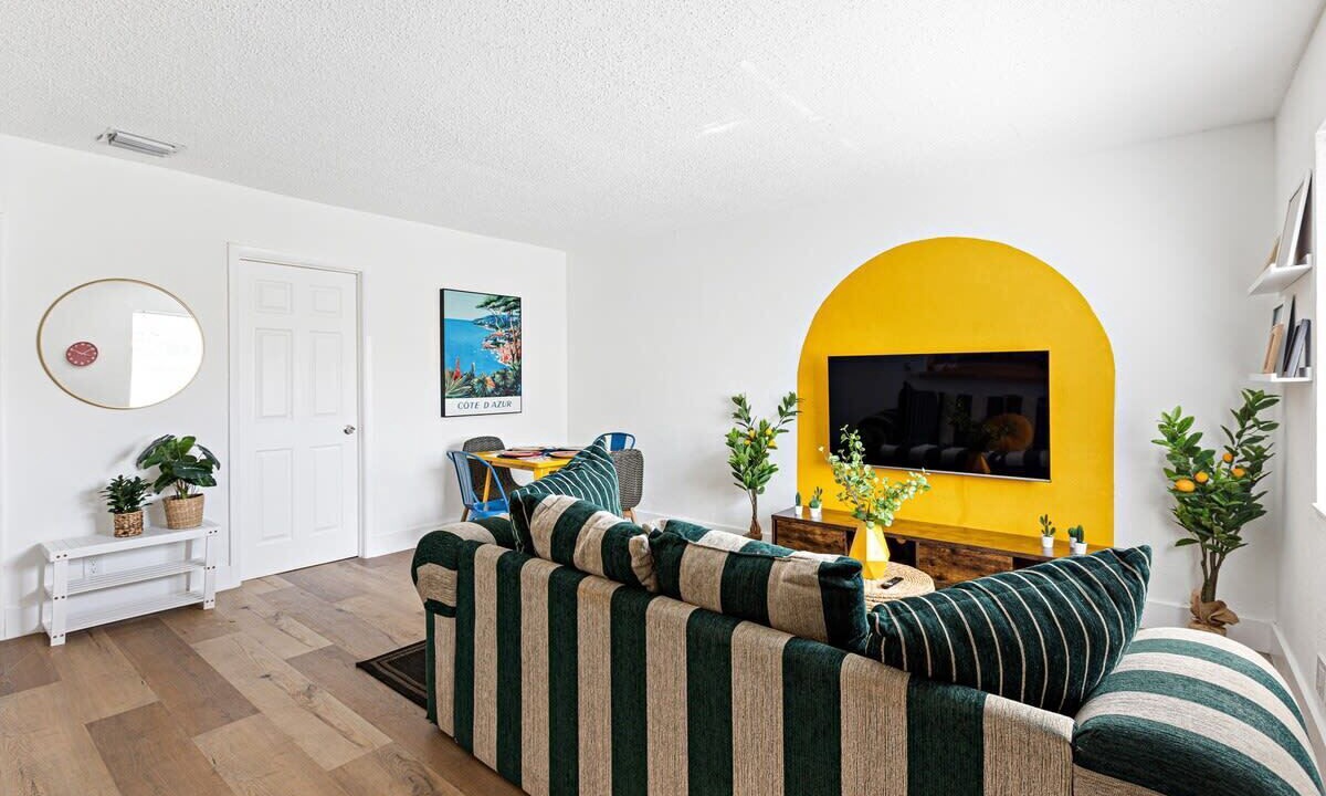 Photo of Livingroom in Sailboat Bend