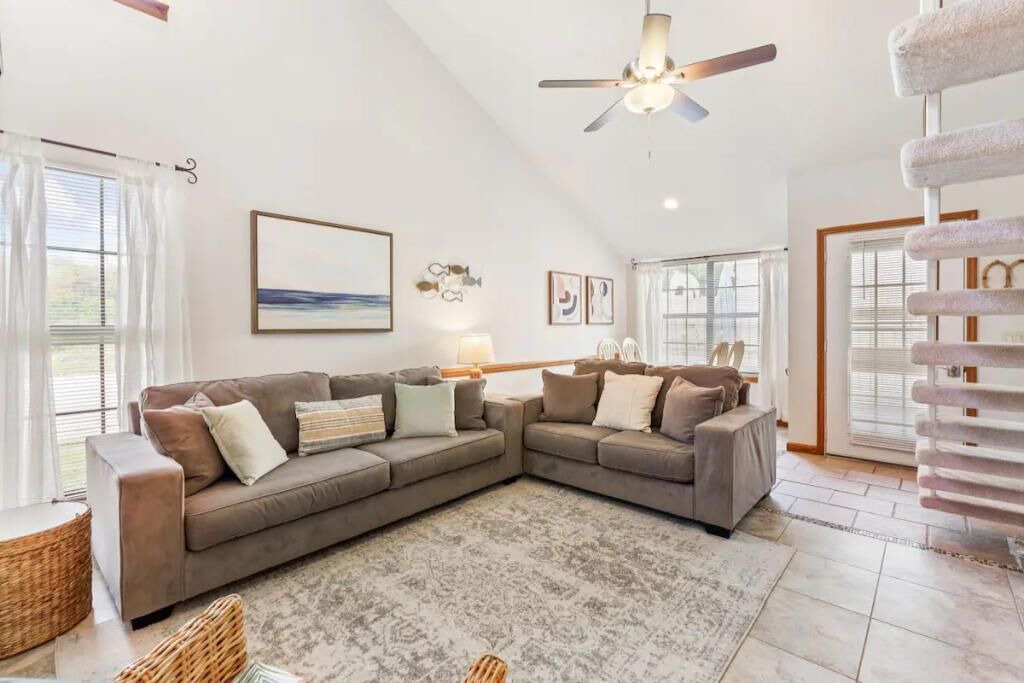 Photo of Livingroom in Summer Breeze