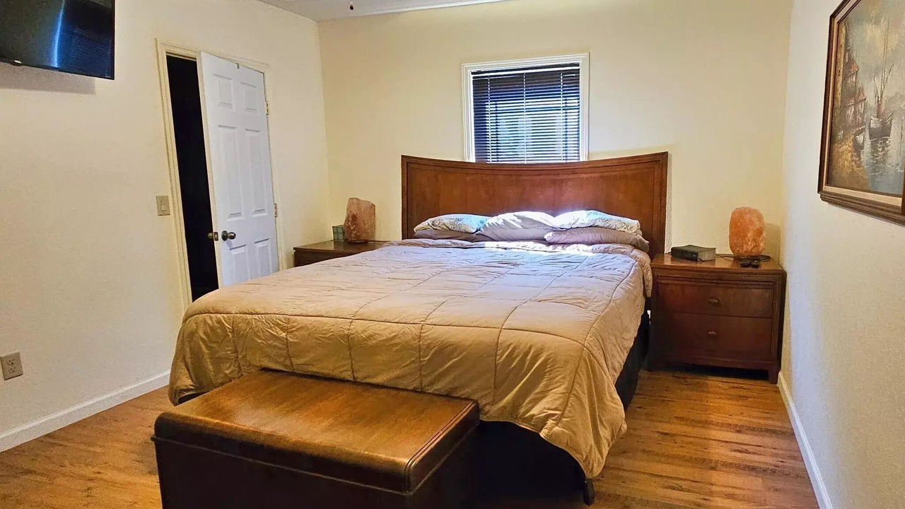 Photo of Bedroom in Lee