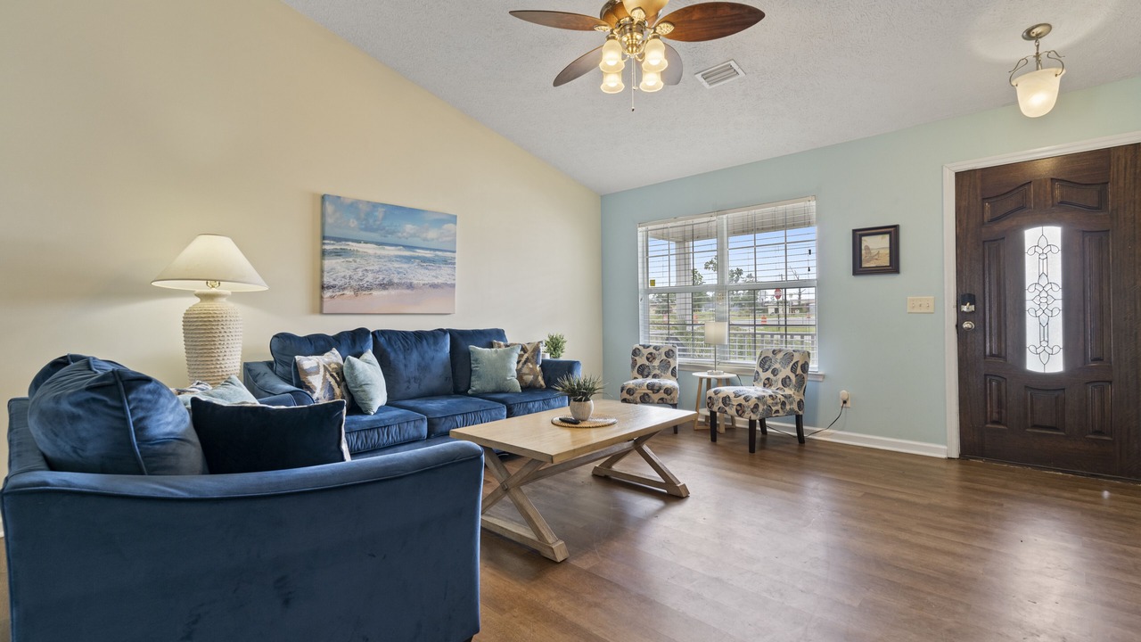 Photo of Livingroom in Lynn Haven