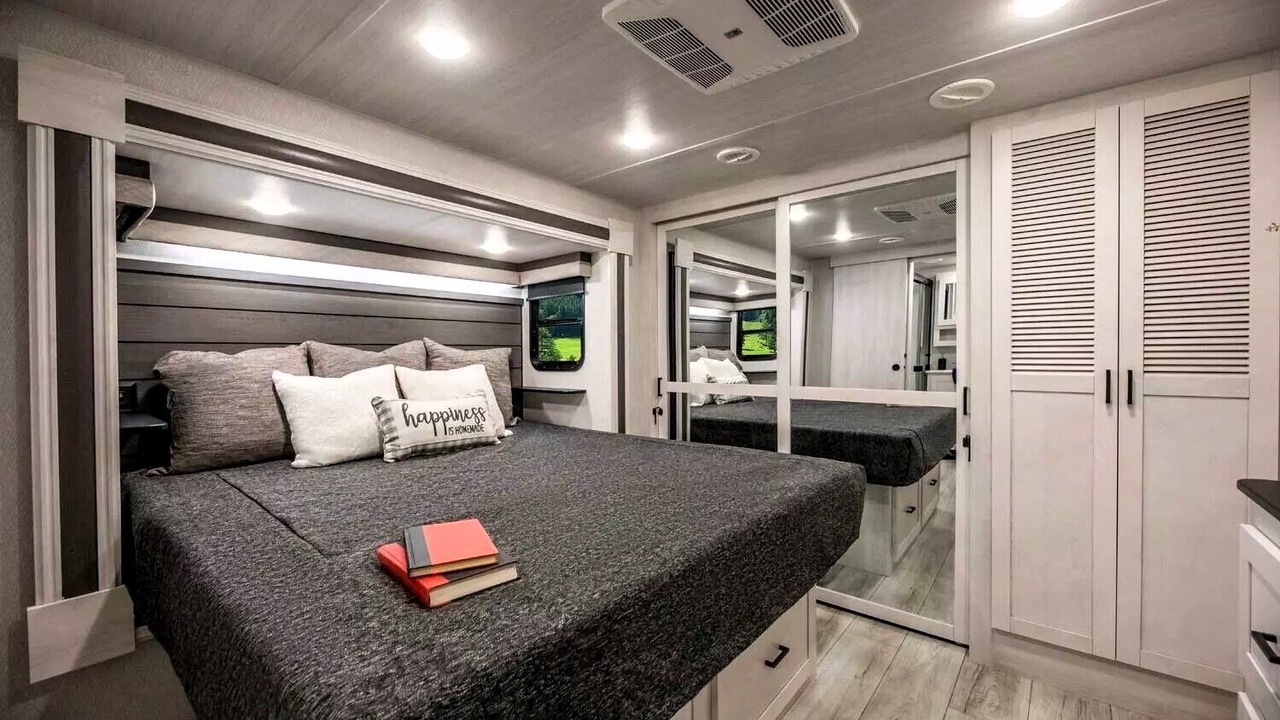 Photo of Bedroom in Bay Lake