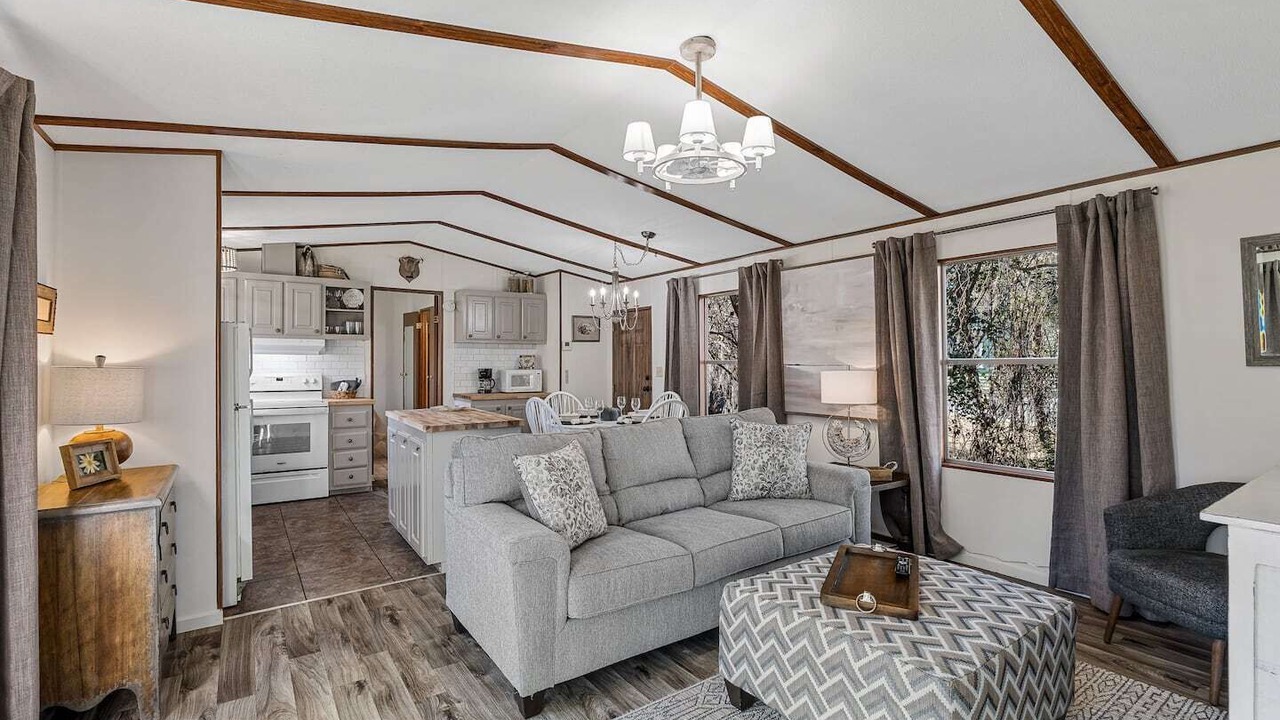 Photo of Livingroom in Uncertain