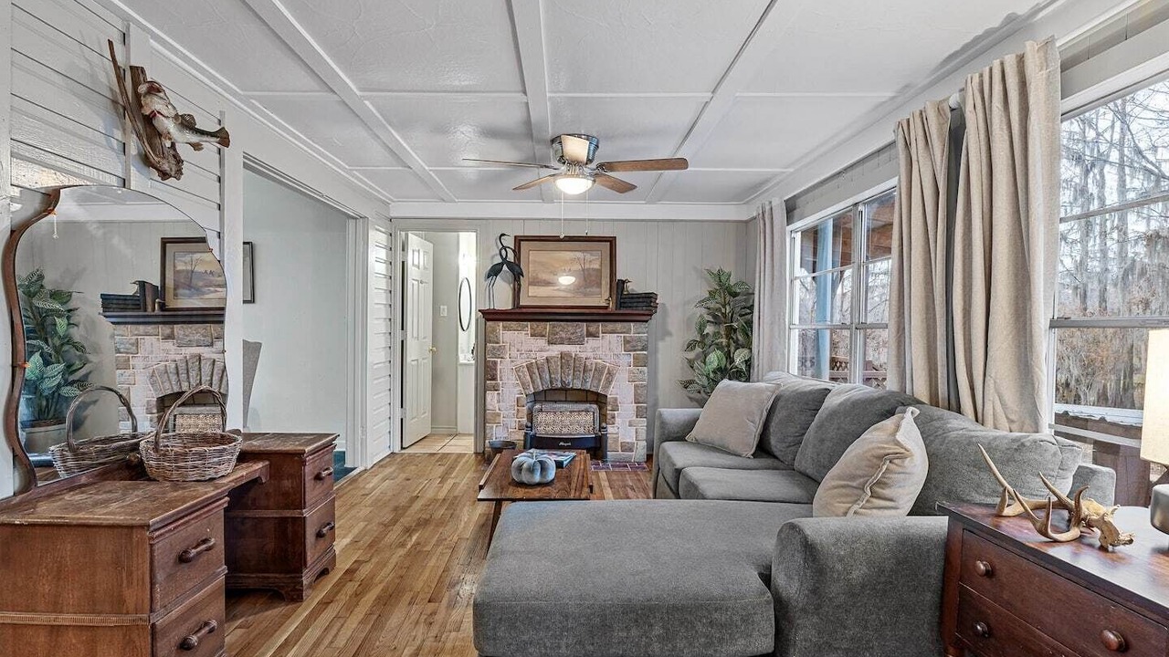 Photo of Livingroom in Uncertain