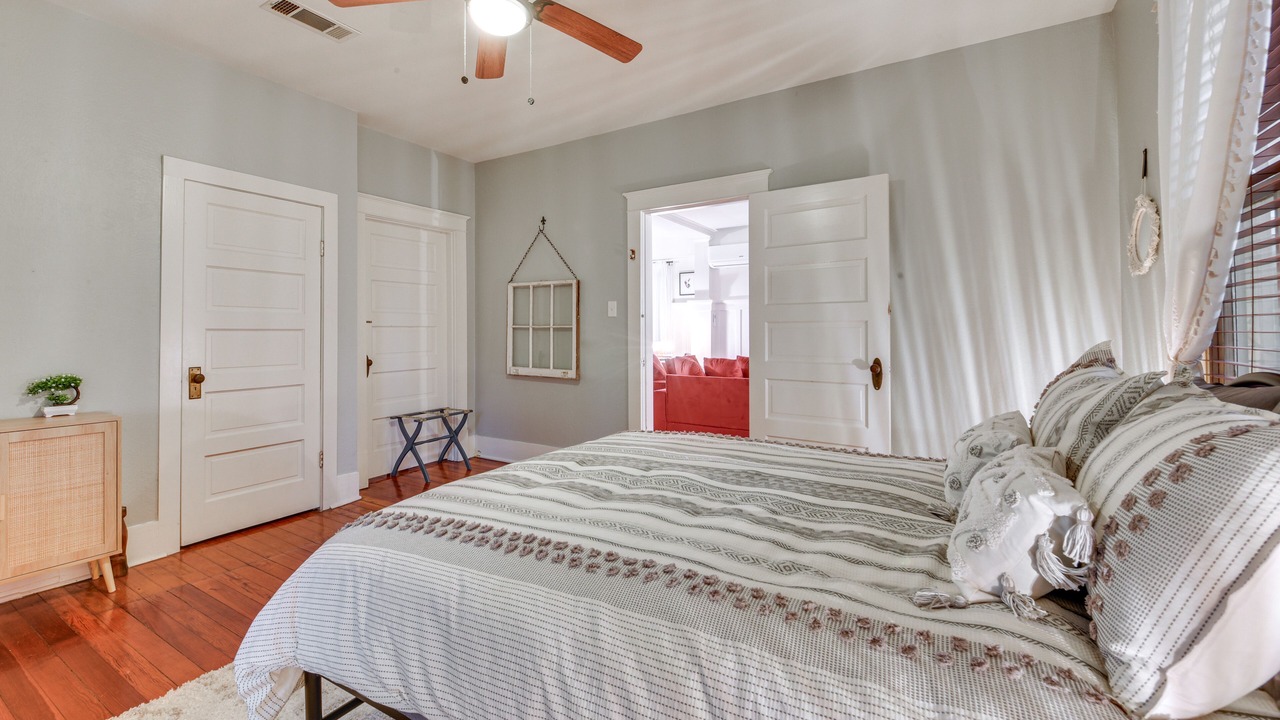 Photo of Bedroom in Roseland Terrace Historic District