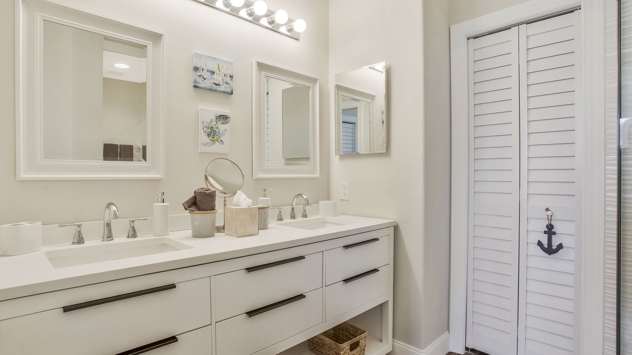 Photo of Bathroom in Tropical Cove