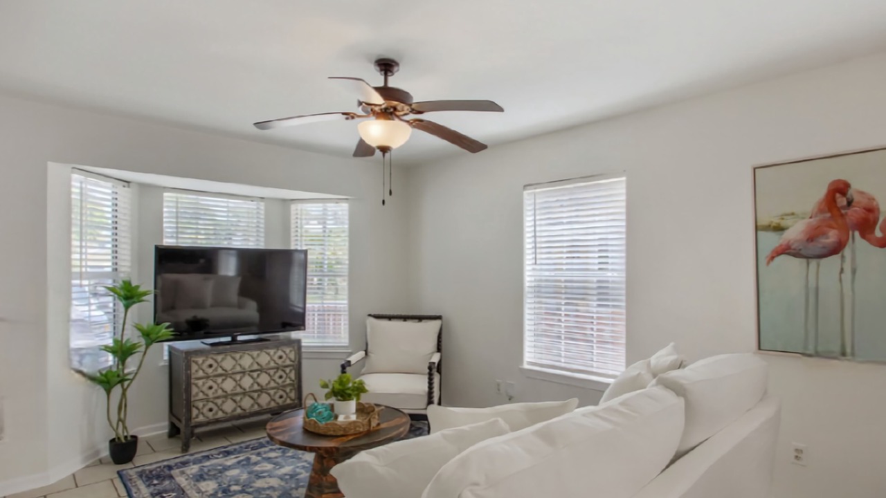 Photo of Livingroom in Thomas Drive