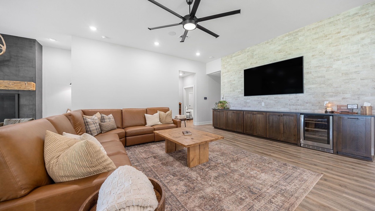 Photo of Livingroom in Leon Junction