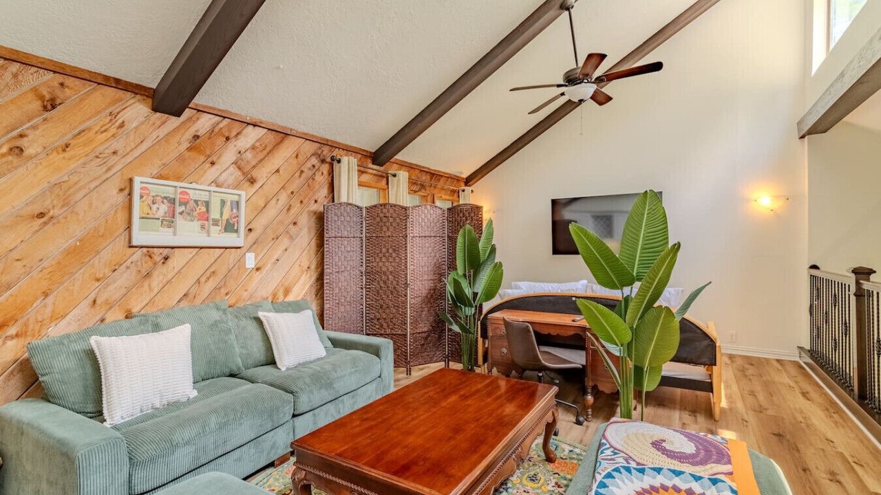 Photo of Livingroom in April Sound