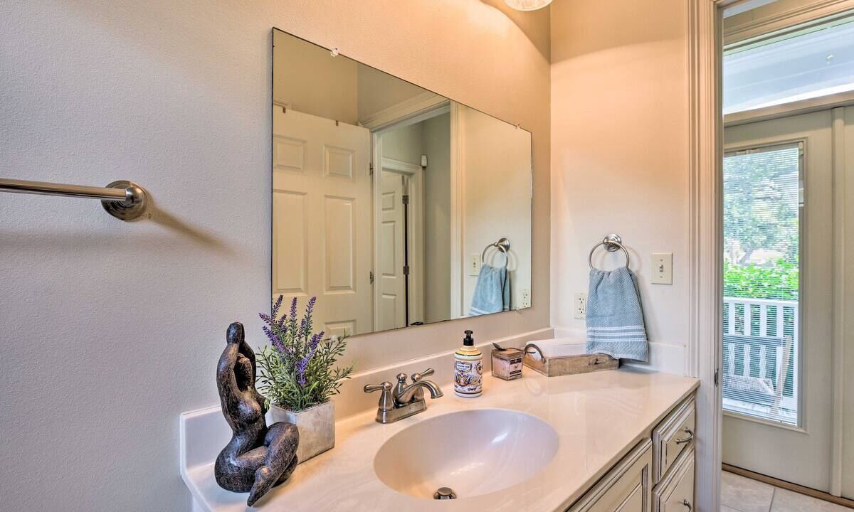 Photo of Bathroom in Lakeview