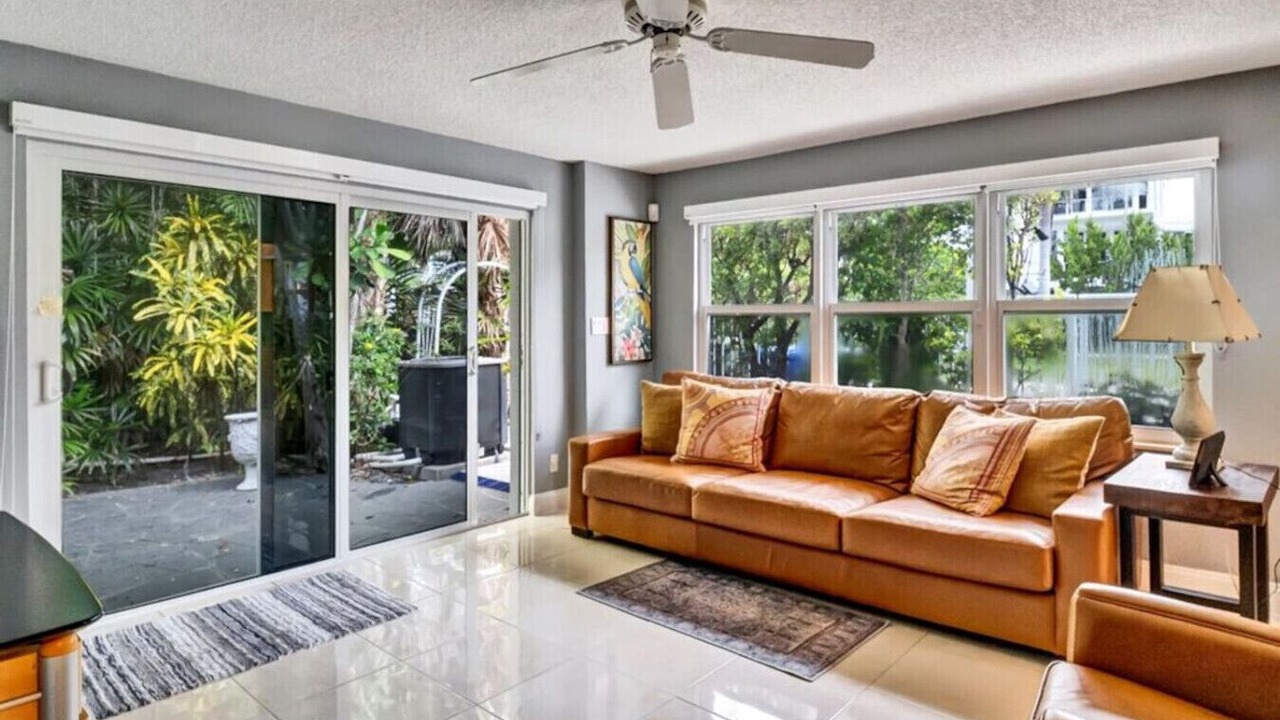Photo of Livingroom in Lauderdale Beach