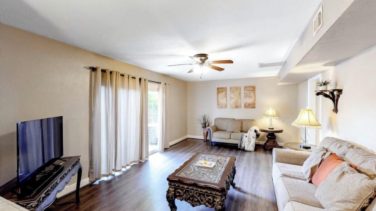 Photo of Livingroom in Old Aurora