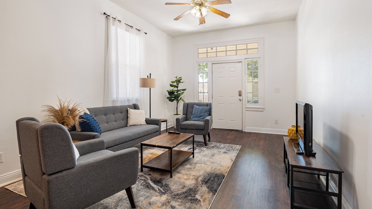 Photo of Livingroom in Mid-City
