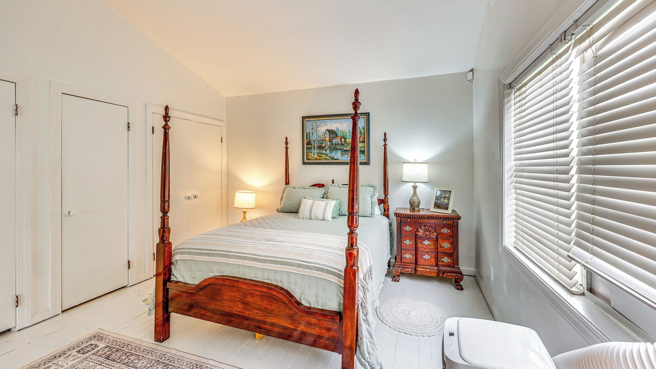 Photo of Bedroom in Lake Village