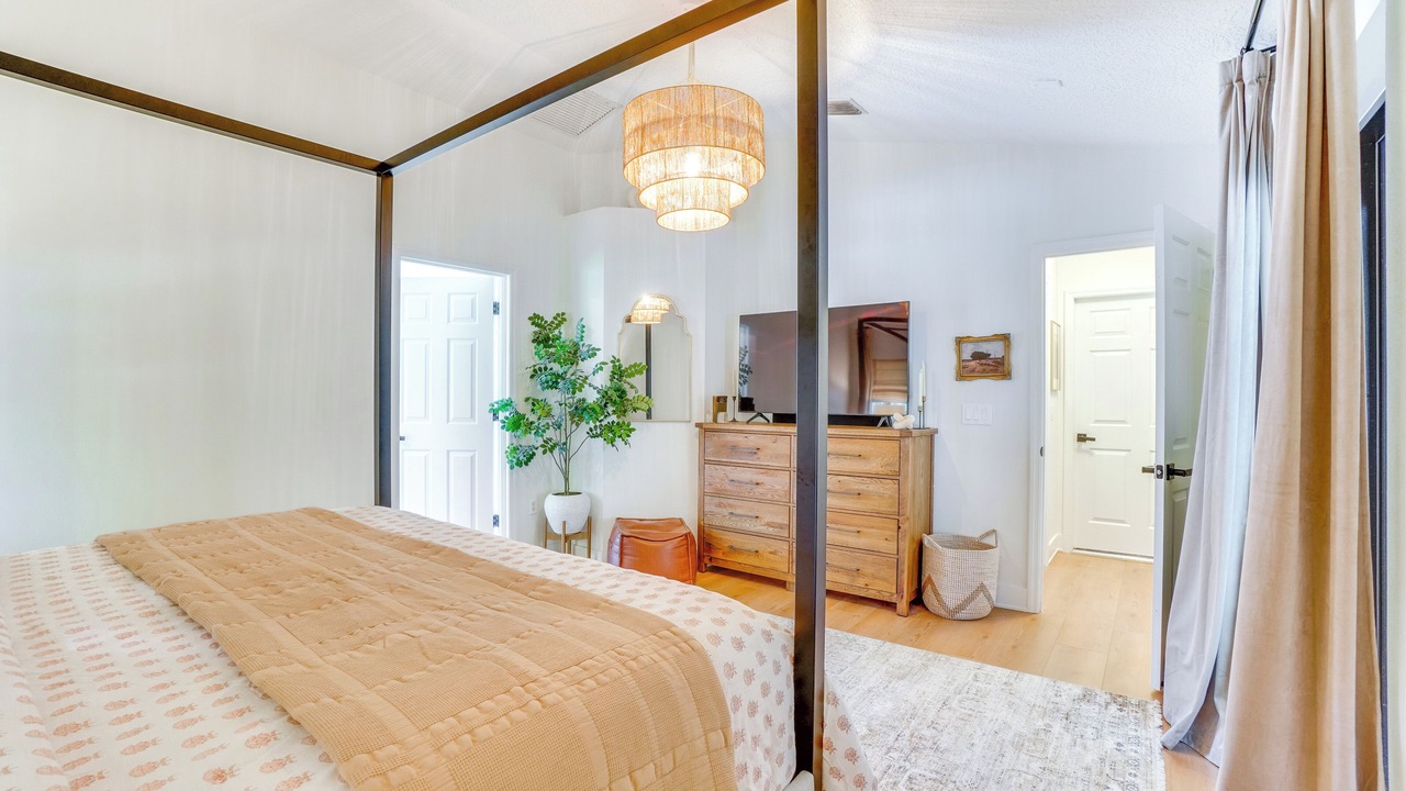 Photo of Bedroom in Mount Plymouth