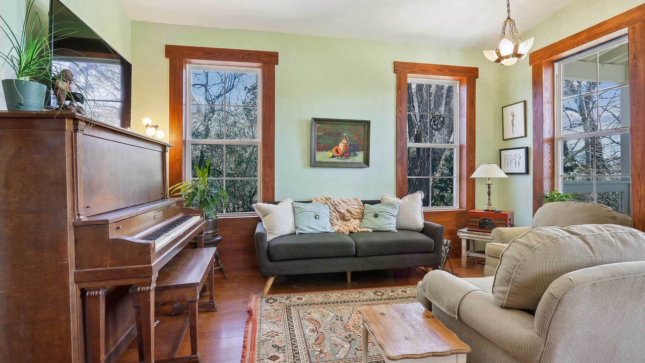 Photo of Livingroom in St. Francisville