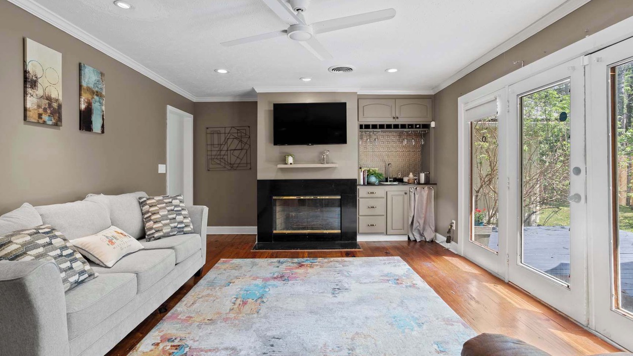 Photo of Livingroom in Tougaloo
