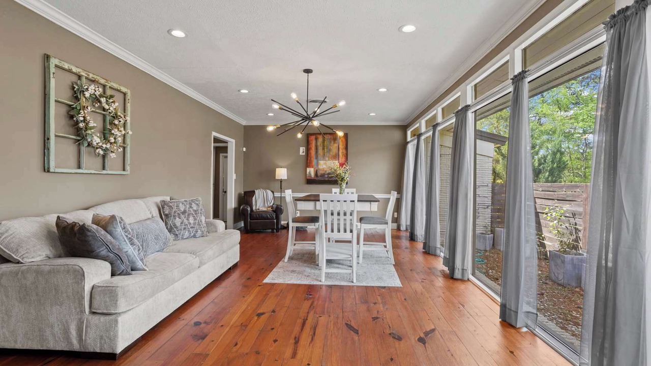 Photo of Livingroom in Tougaloo